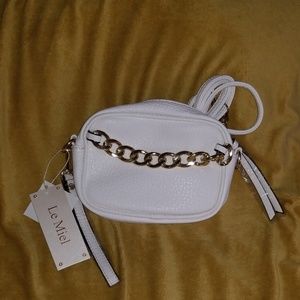 2 Left Cross Body/Wristlet White Chain Bag (Moda)